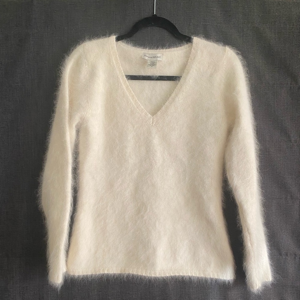 Banana Republic vintage cream/ white angora v-neck sweater, M